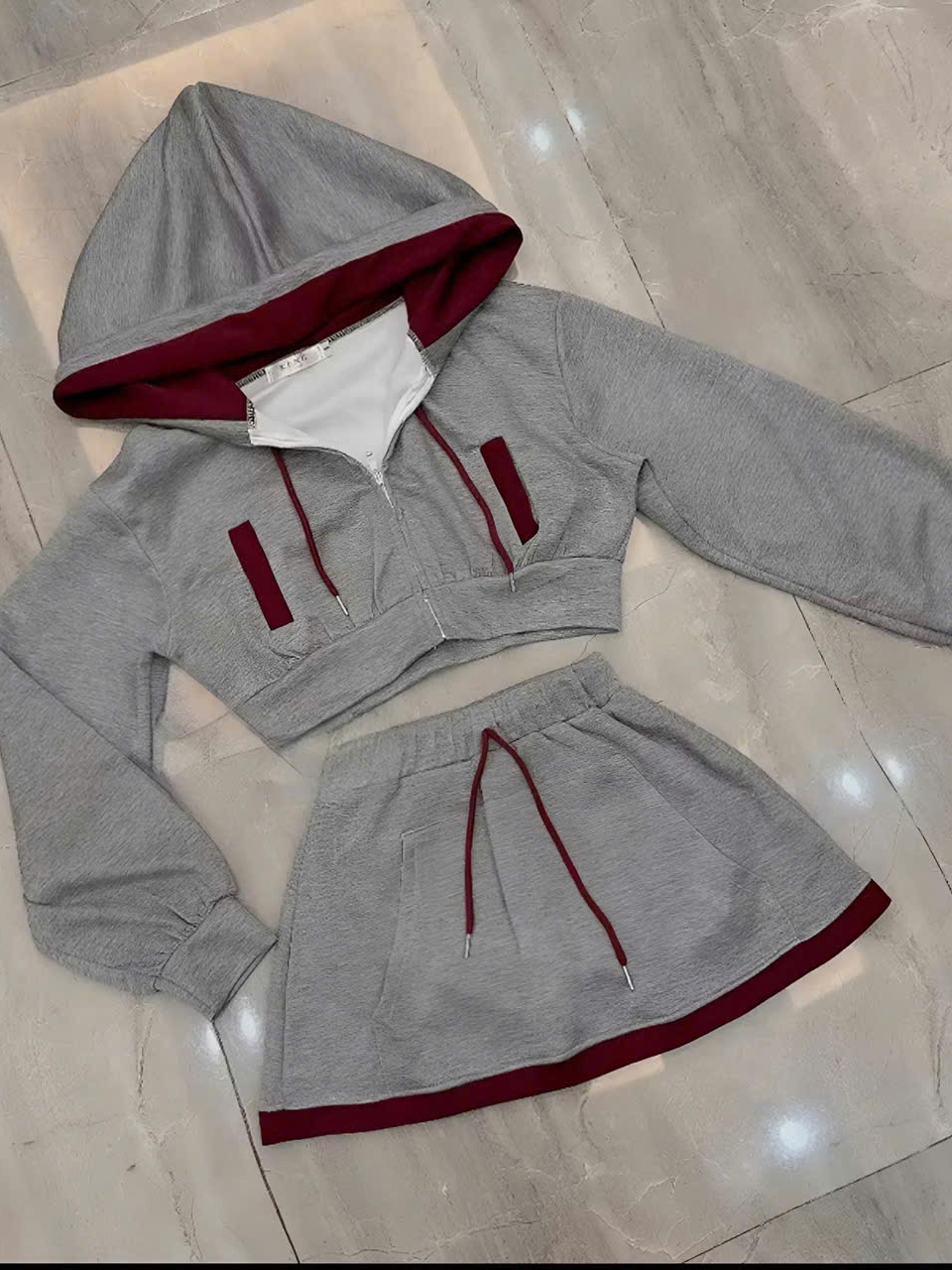 Sét bộ nĩ hoodie croptop phối viền kèm chân váy_dáng thể thao đi chơi dạo phố chất liệu da cá thoải mái và mát mẻ