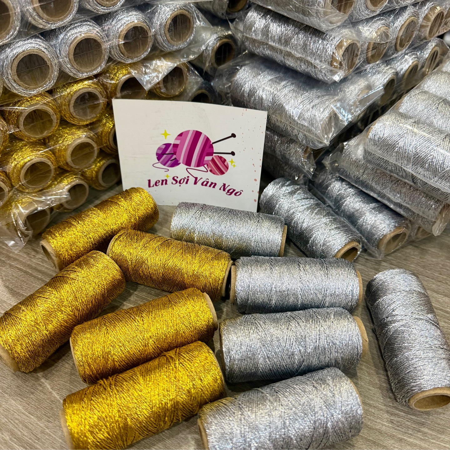 Sợi kim tuyến 1mm dùng để móc viền trang trí (cuộn 10gr ko tính lõi)