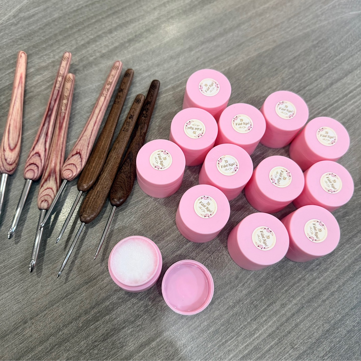 Sáp dưỡng kim móc cán gỗ (lọ 5gr)