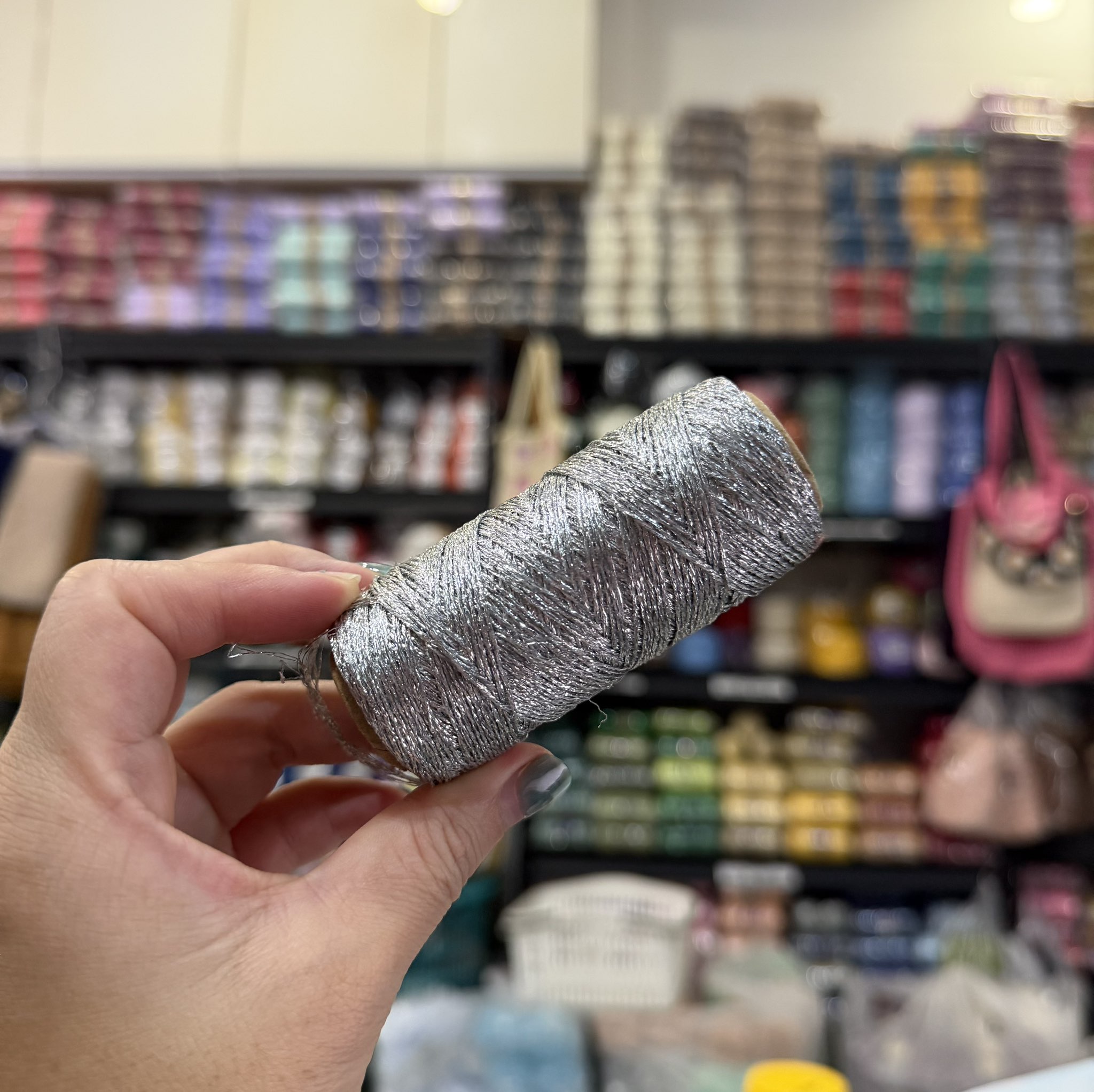 Sợi kim tuyến 1mm dùng để móc viền trang trí (cuộn 10gr ko tính lõi)