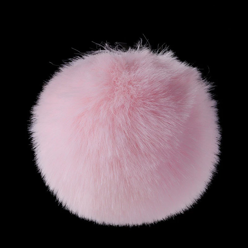 Cục bông gắn chóp mũ hoặc trang trí túi xách