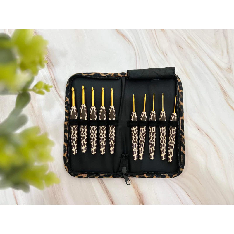 Bộ 10 kim móc Clover hoạ tiết da beo kèm ví đựng (26253)