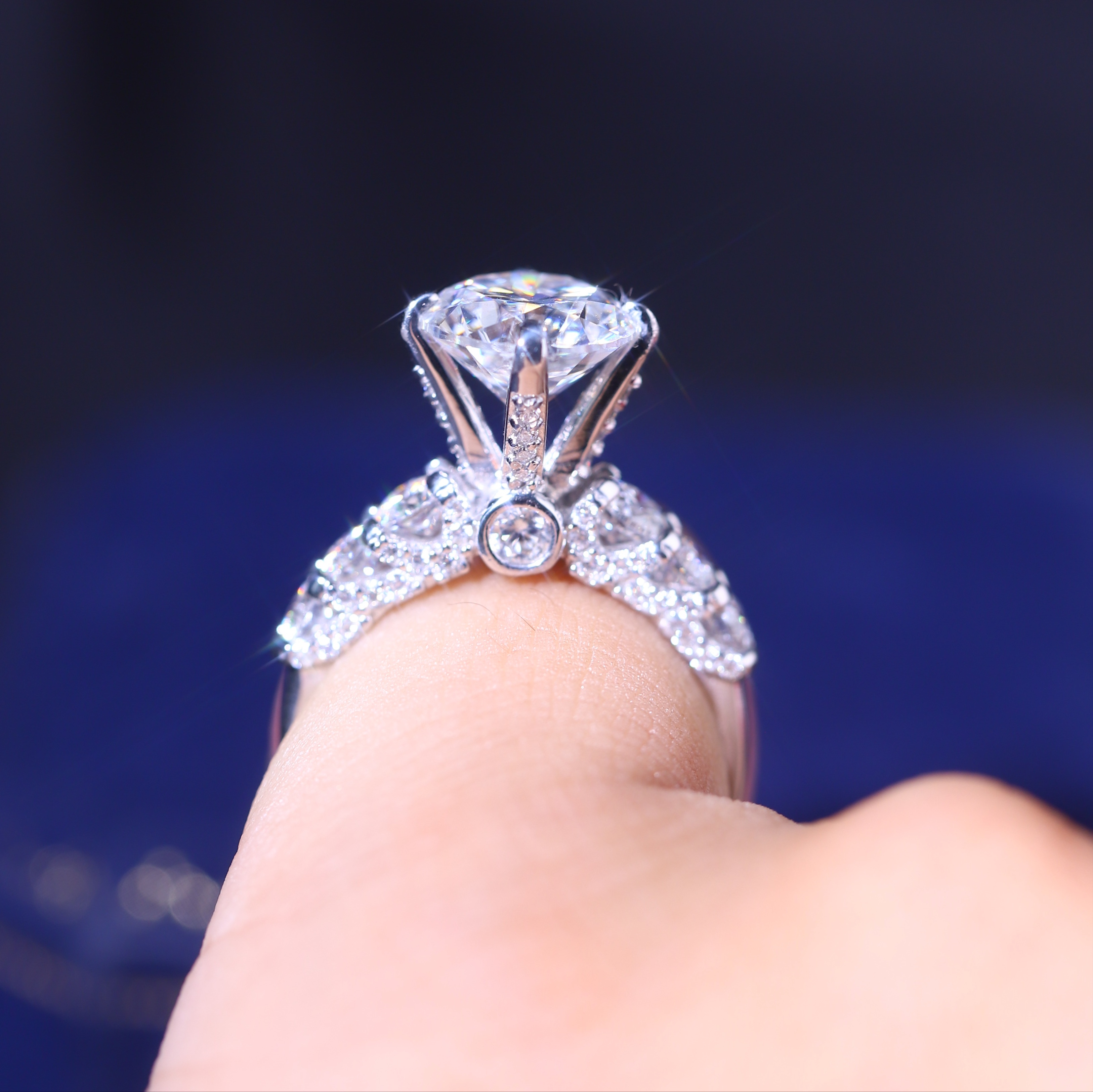 FULL MOISSANITE VIÊN CHỦ 8li MỀM MẠI, DỊU DÀNG, SANG TRỌNG,  SRE008