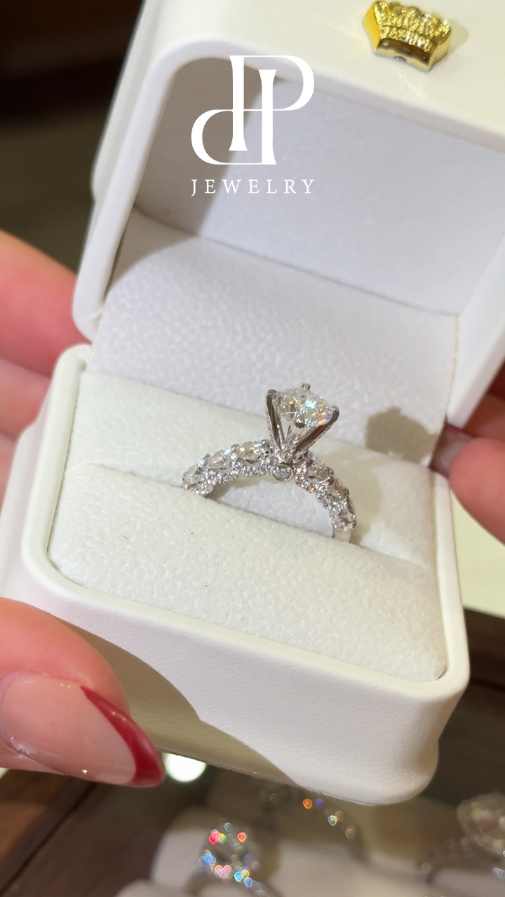 HPJ Ánh Kim - FULL MOISSANITE viên chủ 7.2 li hiện đại, xu hướng và quyền quý - SRE202