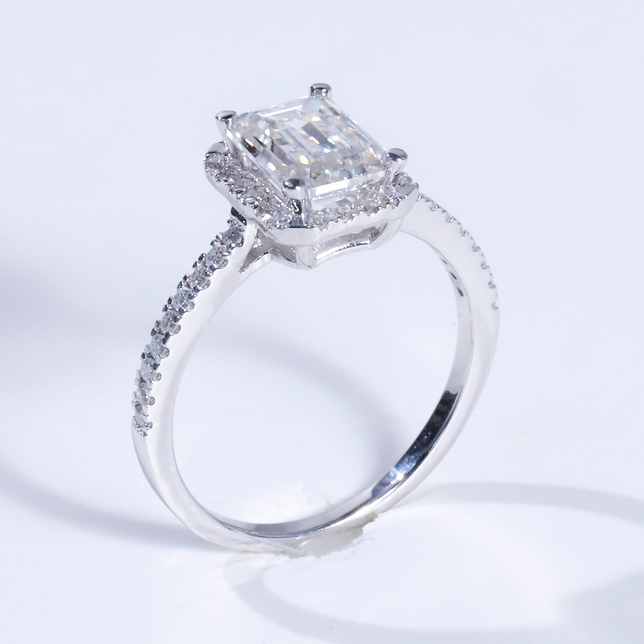 Nhẫn nữ Halo đai083 . Chủ Mois Emerald 6x8mm