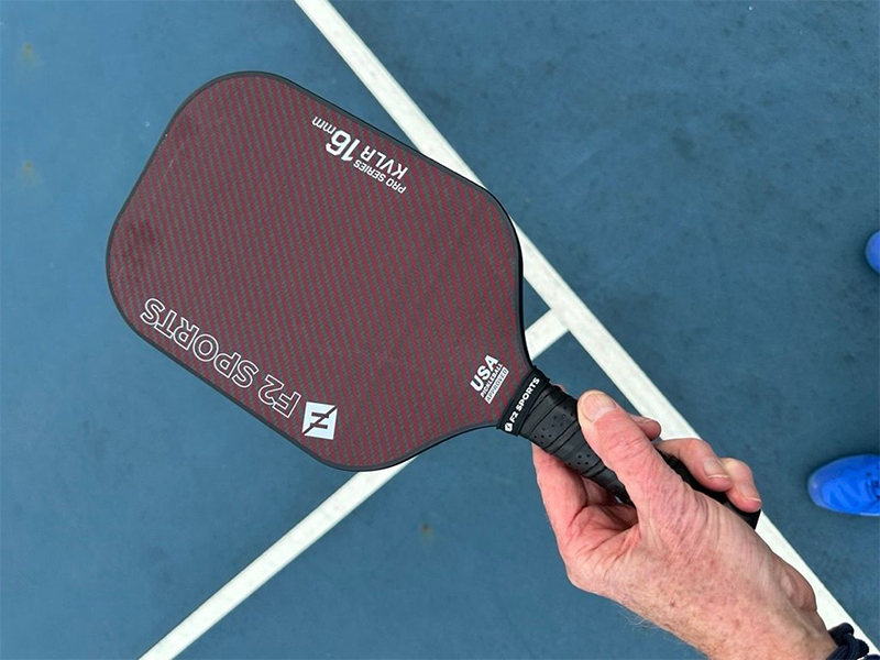 Người chơi lựa chọn vợt pickleball có viền hoặc không viền