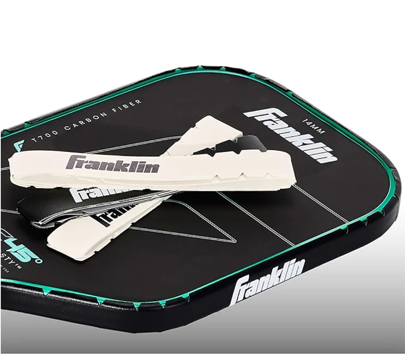 Cạnh vợt pickleball tiếp xúc với mặt sân khi cứu bóng