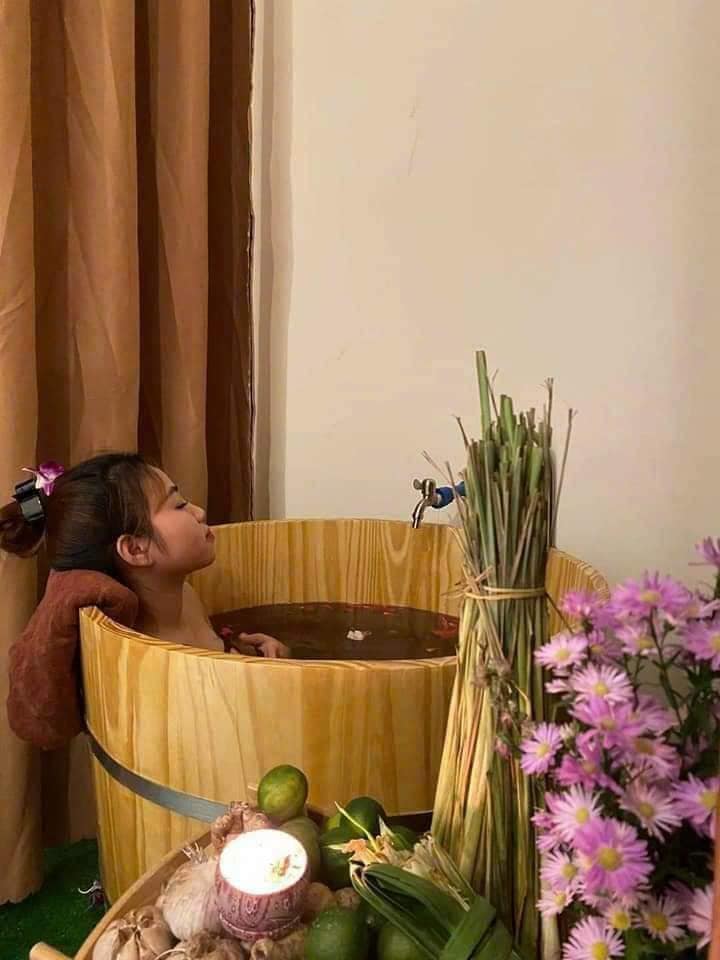 bồn tắm gỗ thông