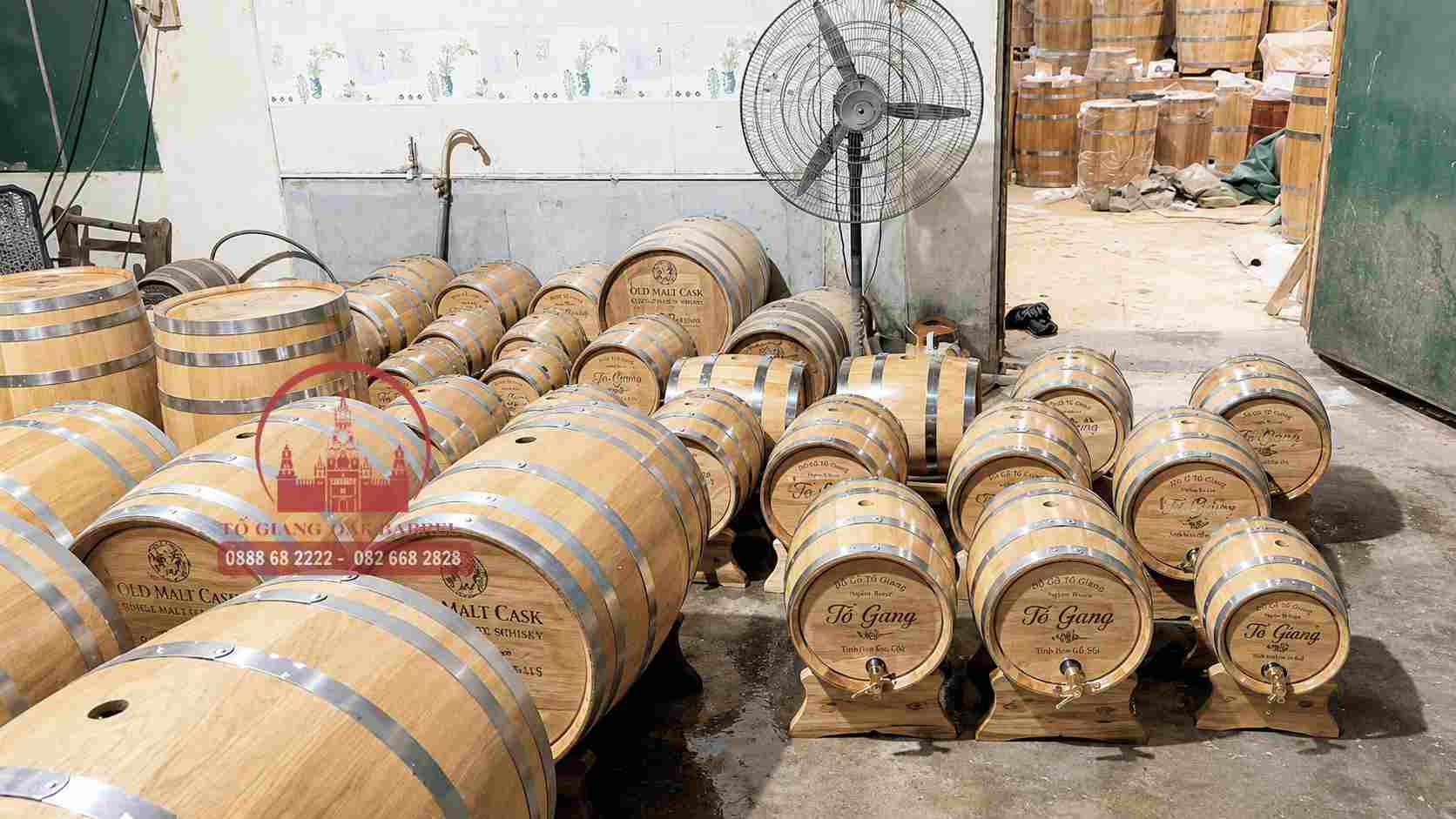 Thùng gỗ sồi 10 lít ngâm nước kiểm tra độ kín trước khi giao khách