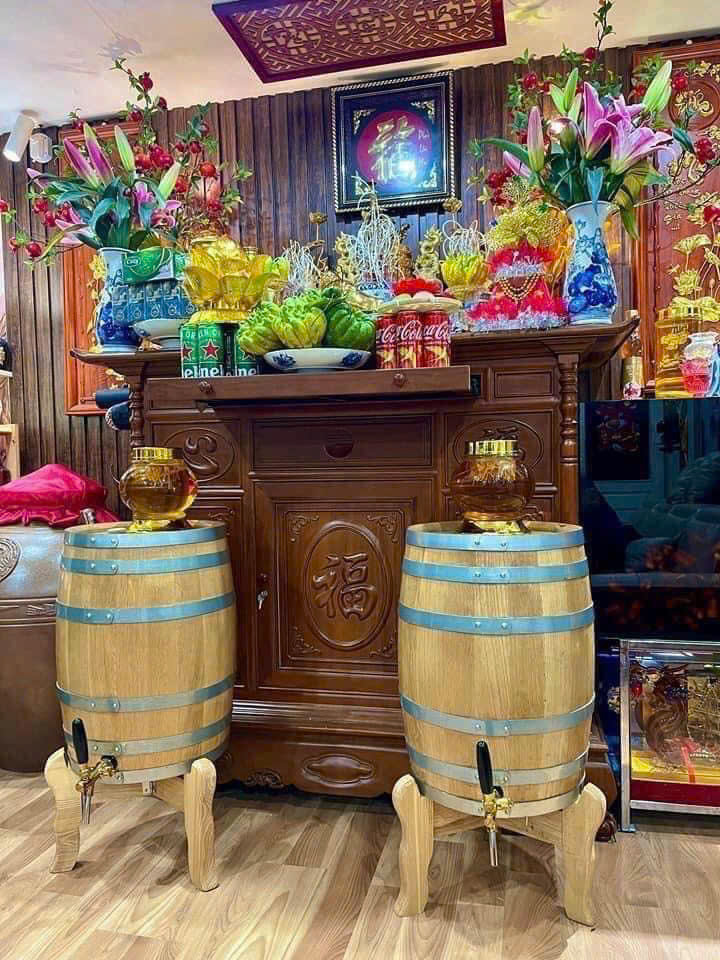 Thùng gỗ sồi 200 lít đặt tại gia đình để ngâm ủ rượu và trưng bày