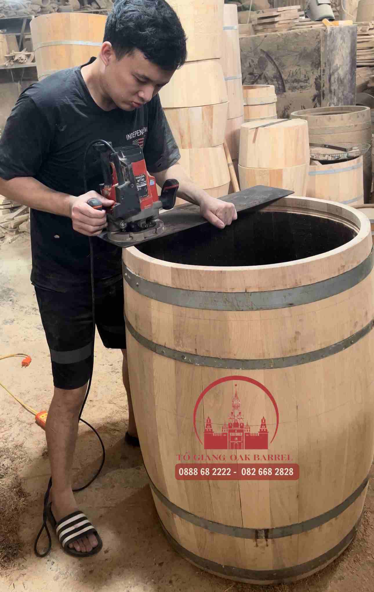 Nghệ nhân đang gia công thùng gỗ sồi 100 lít bằng phương pháp thủ công