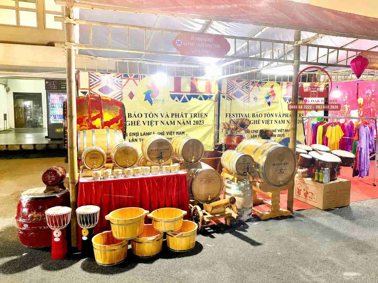 Gian hàng trưng bày thùng gỗ sồi 200 lít Đồ Gỗ Tố Giang tại Festival Bảo tồn và Phát triển Làng nghề Việt Nam 2023