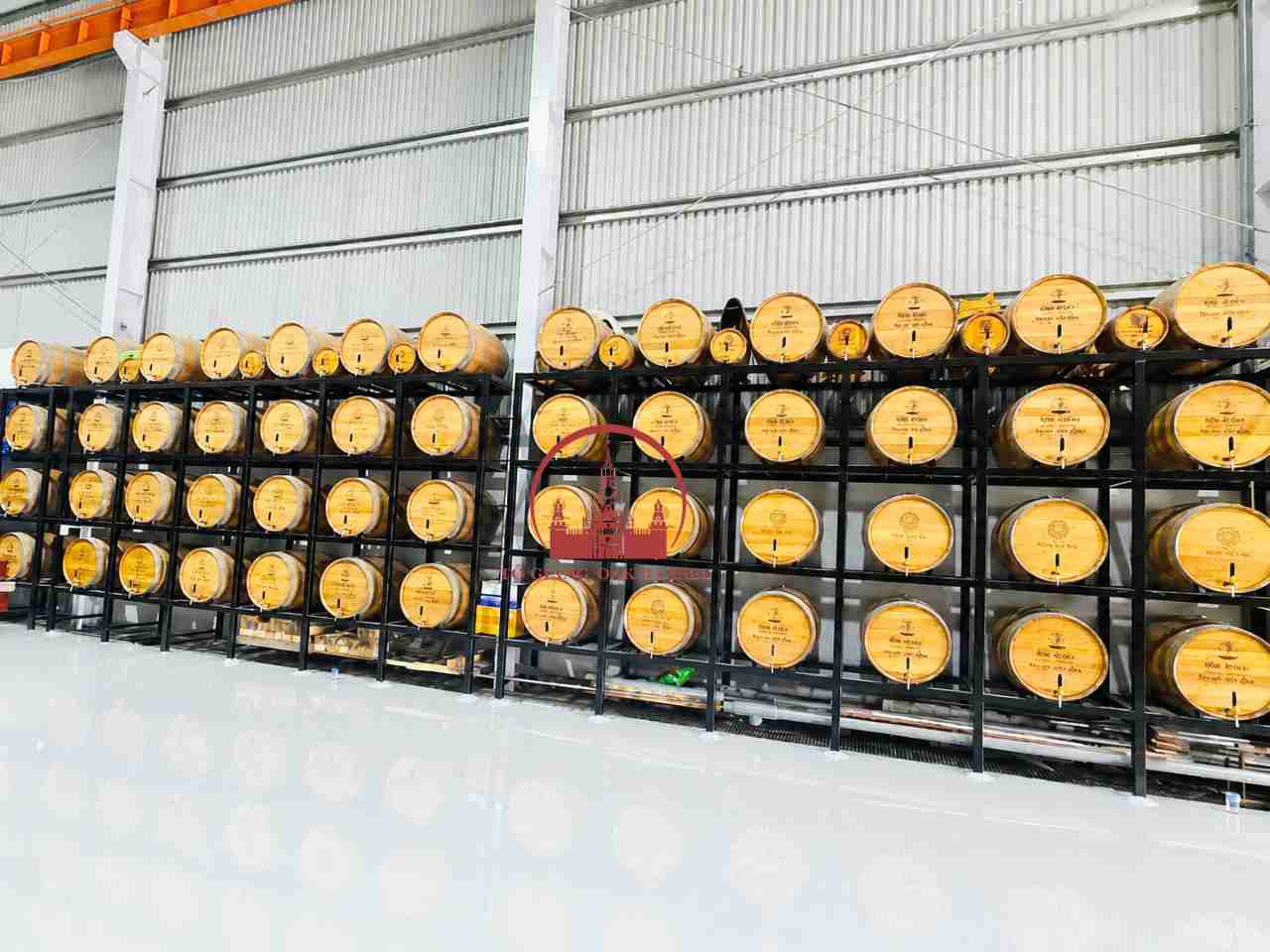 Cơ sở sản xuất rượu sử dụng hệ thống thùng rượu gỗ sồi 200 lít do Đồ Gỗ Tố Giang cung cấp  