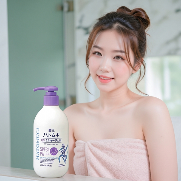 Sữa dưỡng thể Hatomugi dưỡng ẩm và nâng tông da SPF31+ chai 250ml