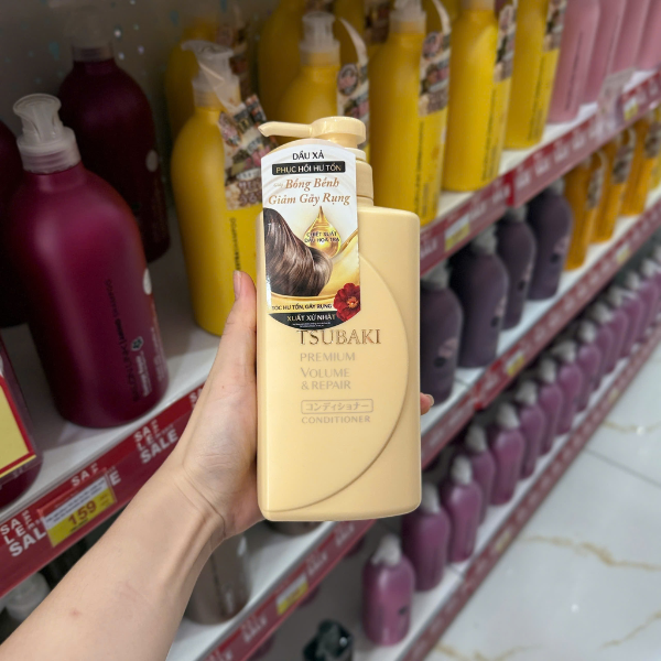 Dầu xả Tsubaki Premium Repair ngăn ngừa rụng tóc chai 490ml - màu vàng