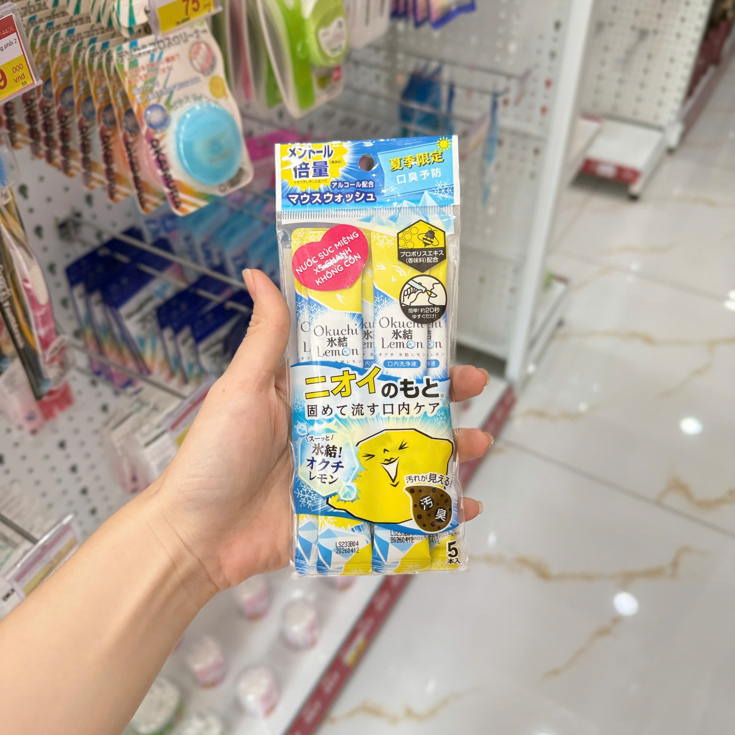 Nước súc miệng Okuchi hương chanh - gói 5 thanh