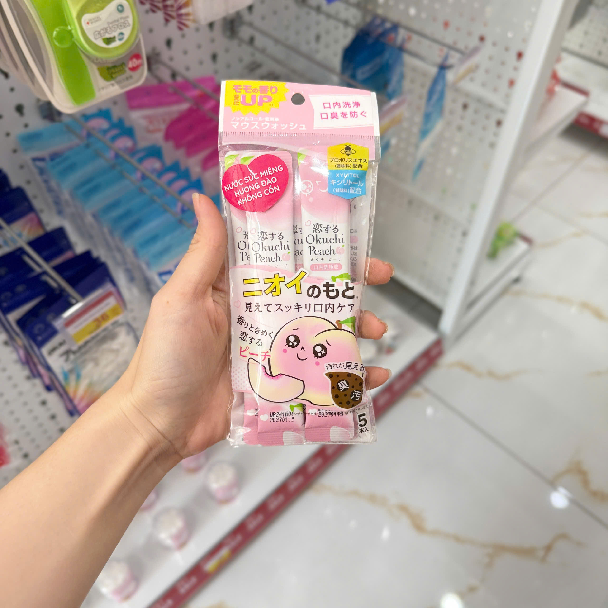 Nước súc miệng Okuchi Gachi - hương đào (gói 5 thanh)