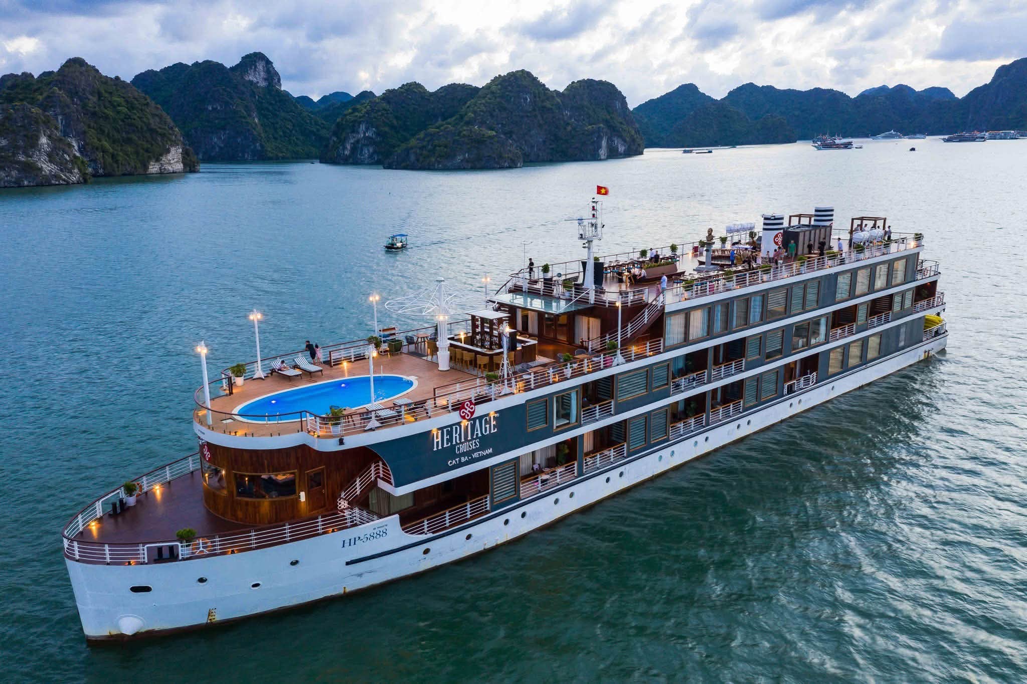 Du thuyền Lan Hạ 5 sao