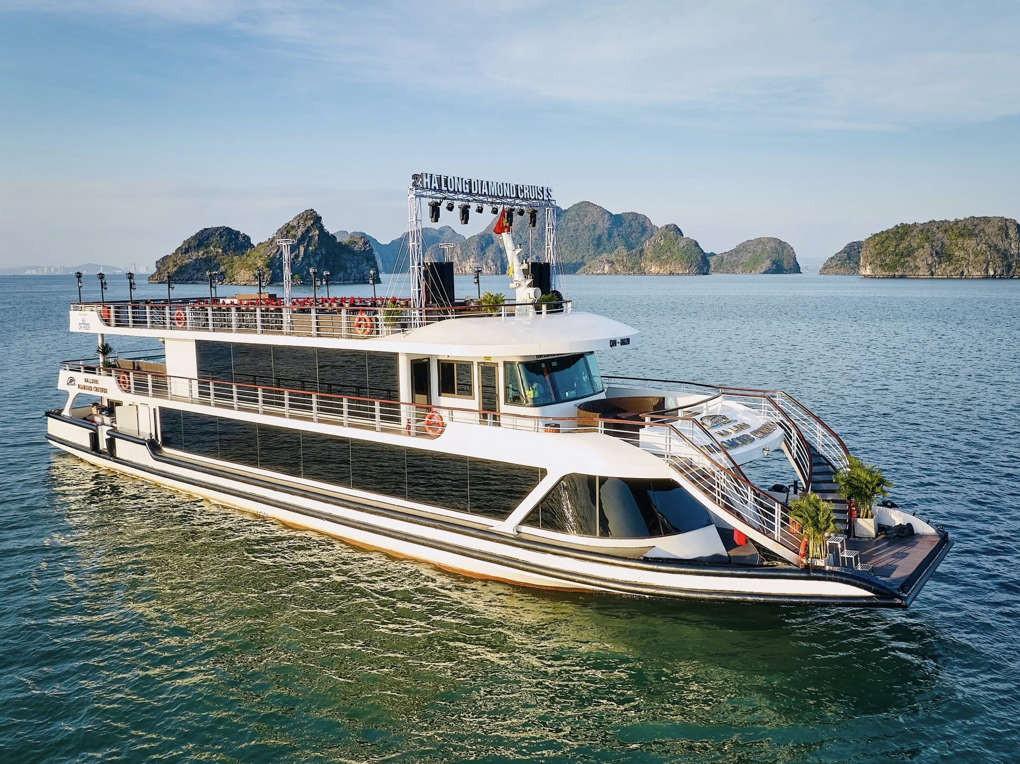 Du thuyền Hạ Long Diamond Cruise (Tour sáng tuyến 1)