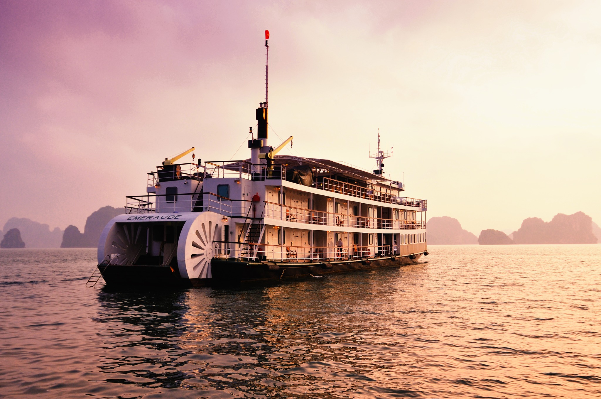 Du Thuyền Emeraude Hạ Long