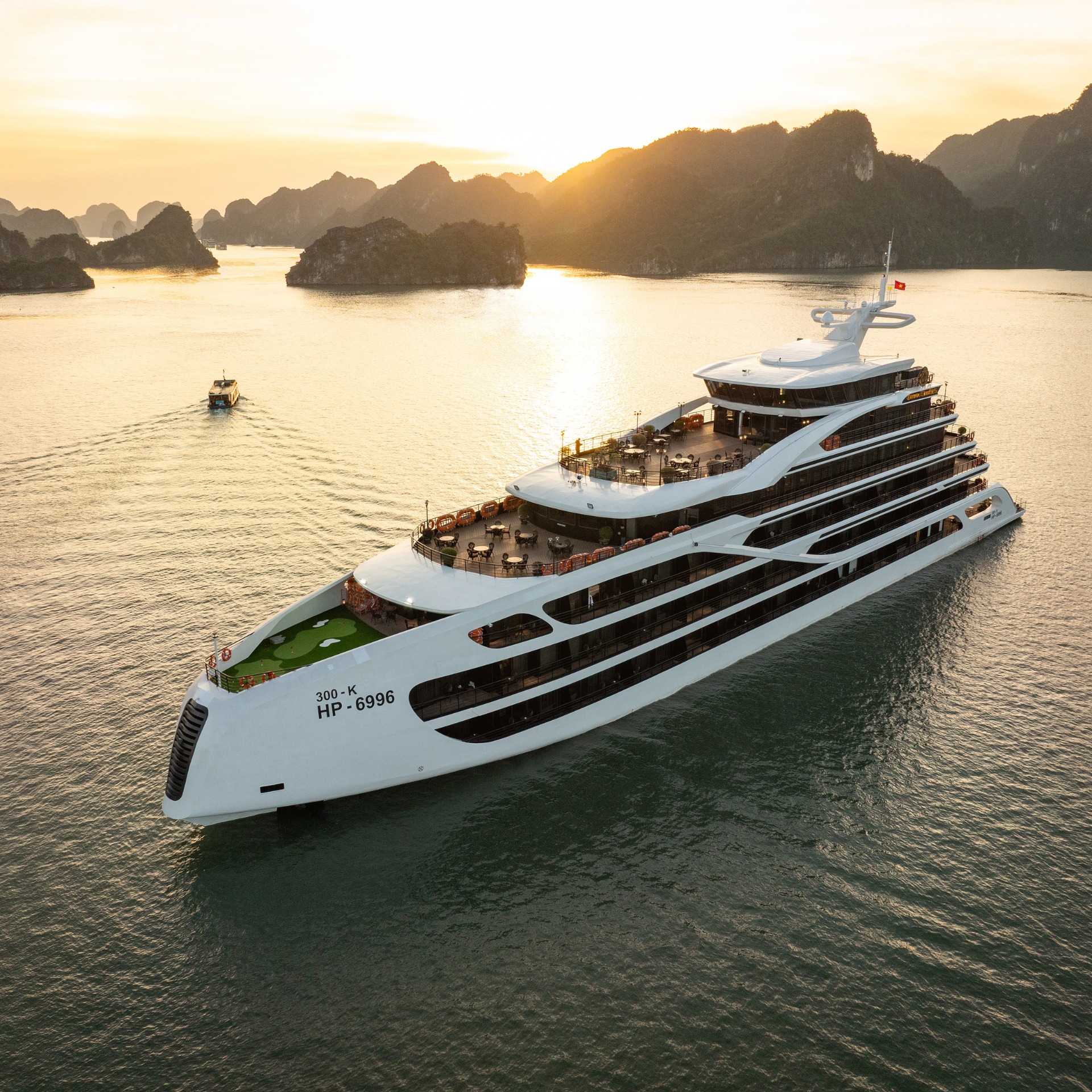 Du thuyền Diana Cruise (3N2Đ)