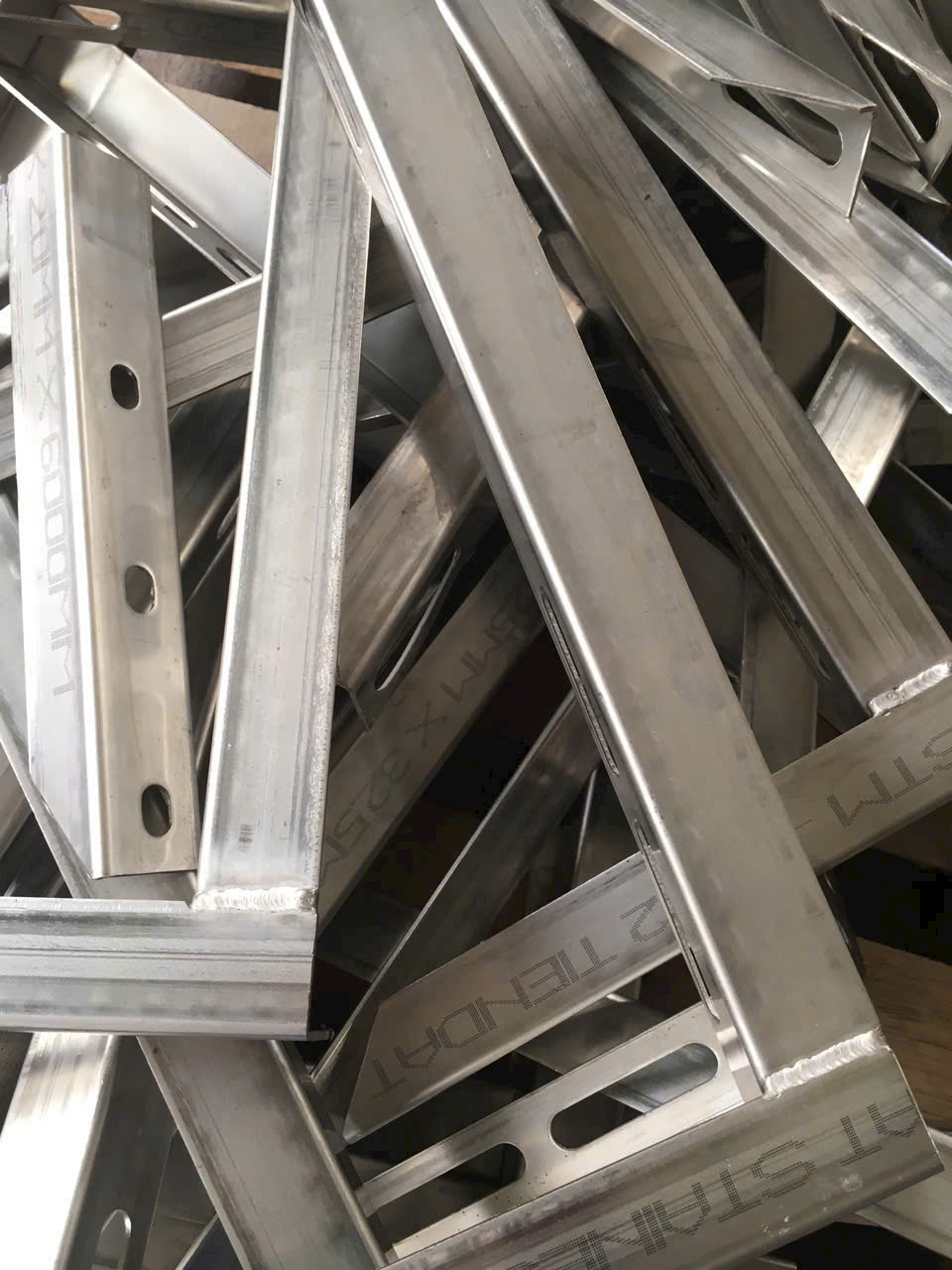 Giá đỡ cục nóng Điều Hòa bằng inox Tại đường Phạm Văn Đồng - 0902223456