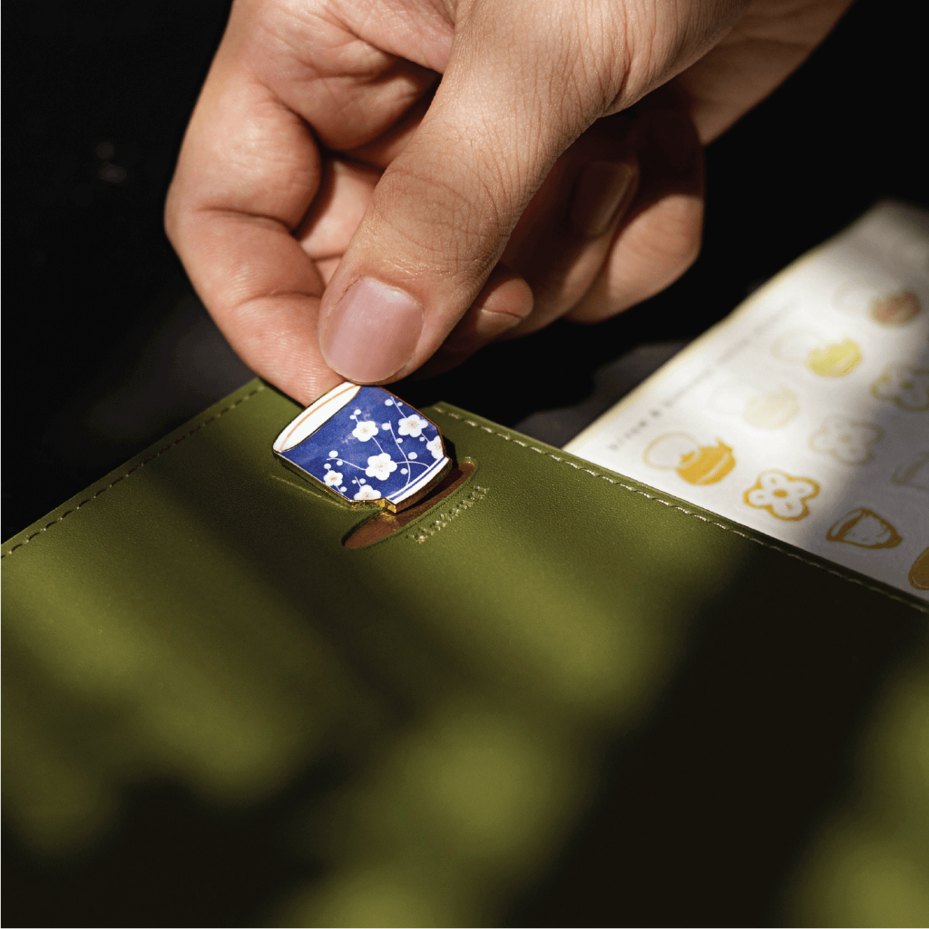 Pin 'tách trà Kintsugi' đế nam châm dùng làm trang trí, bookmark, gắn vật dụng gia đình