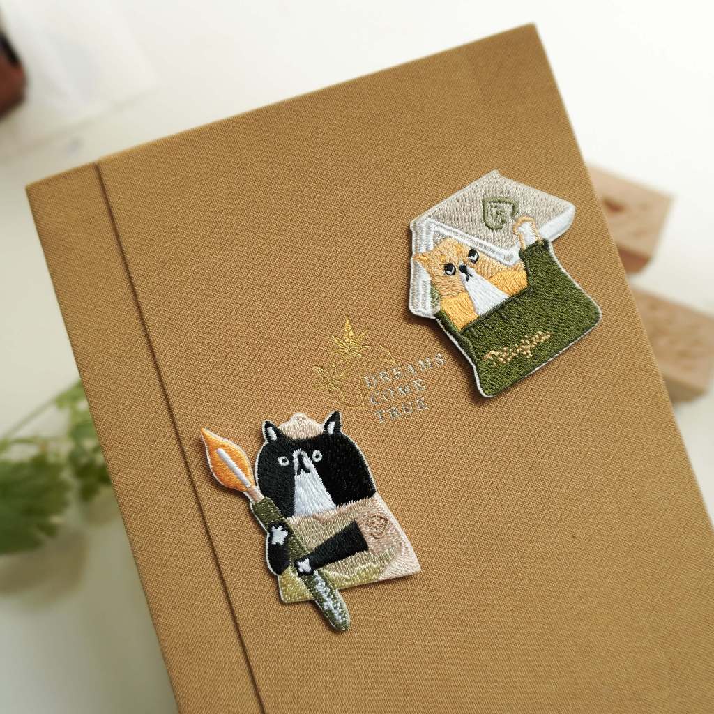 Hình thêu dạng pin cài/ pin ủi 