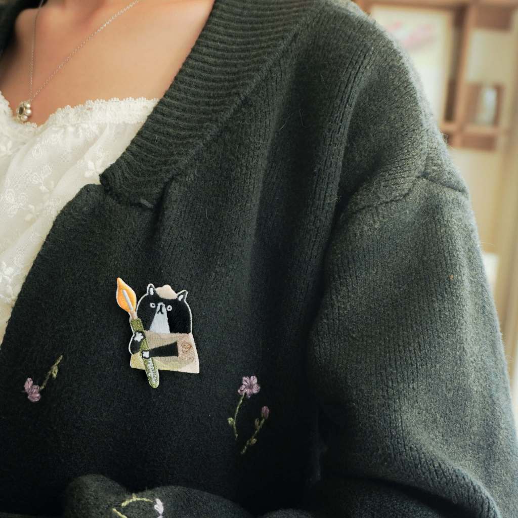 Hình thêu dạng pin cài/ pin ủi 