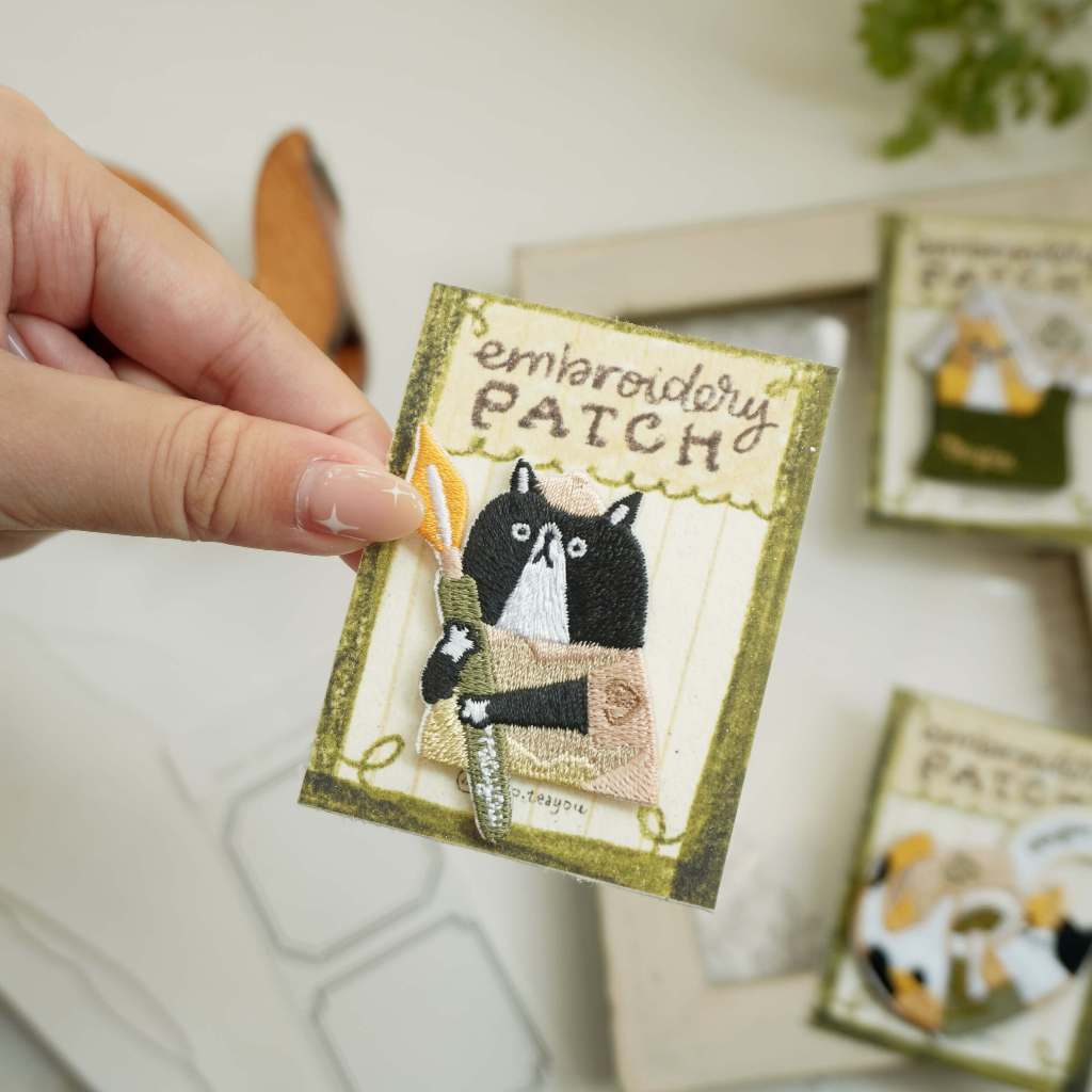 Hình thêu dạng pin cài/ pin ủi 