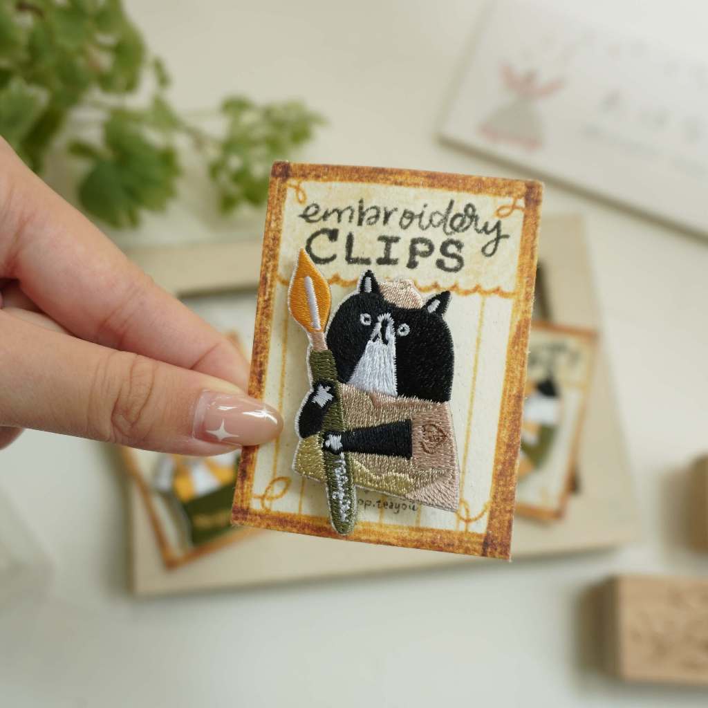 Hình thêu dạng pin cài/ pin ủi 