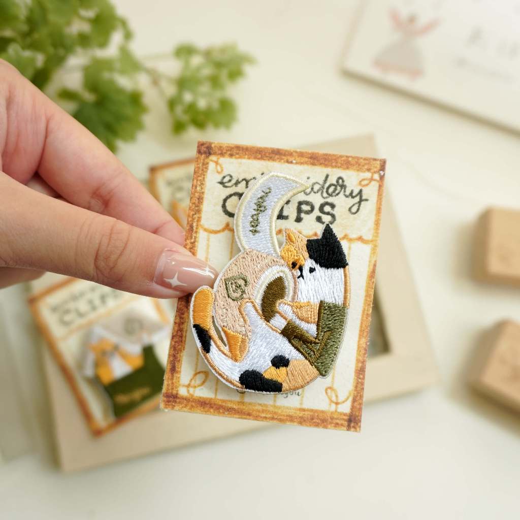 Hình thêu dạng pin cài/ pin ủi 