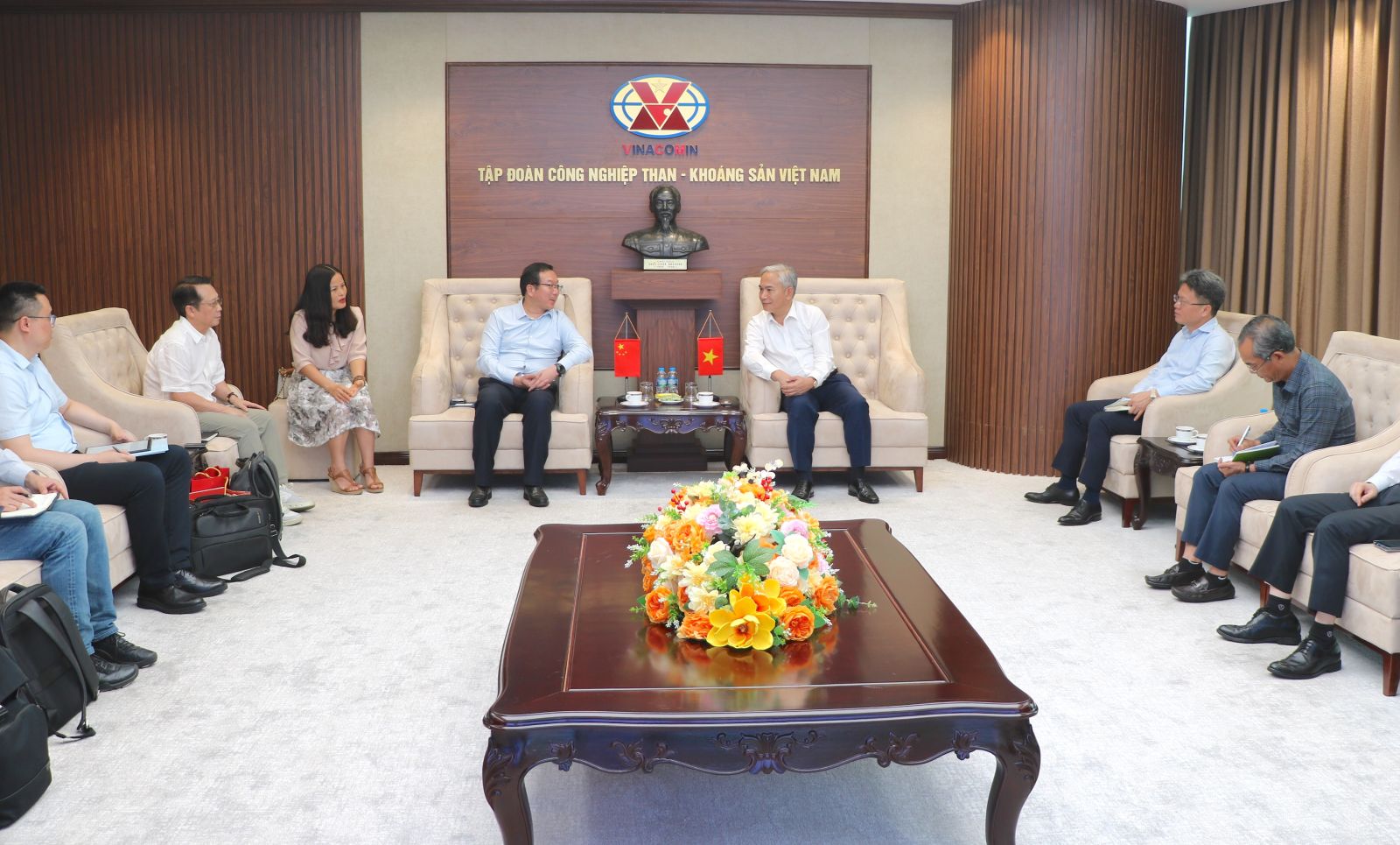 Tổng giám đốc Tập đoàn Vũ Anh Tuấn tiếp và làm việc với Tổng giám đốc Công ty NFC Trung Quốc