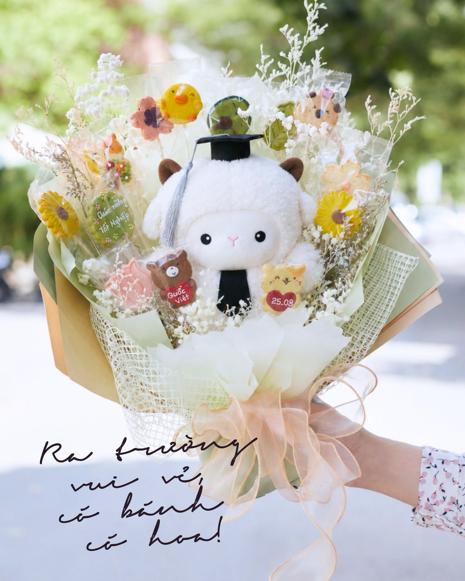 Bó hoa bánh quy kèm cừu bông tốt nghiệp