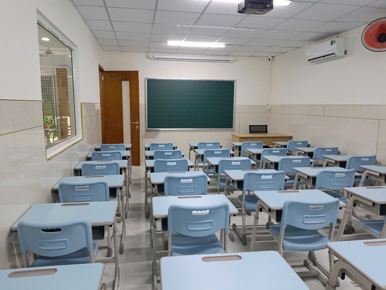 Bàn ghế dạy học chống gù chống cận cho trung tâm dạy thêm