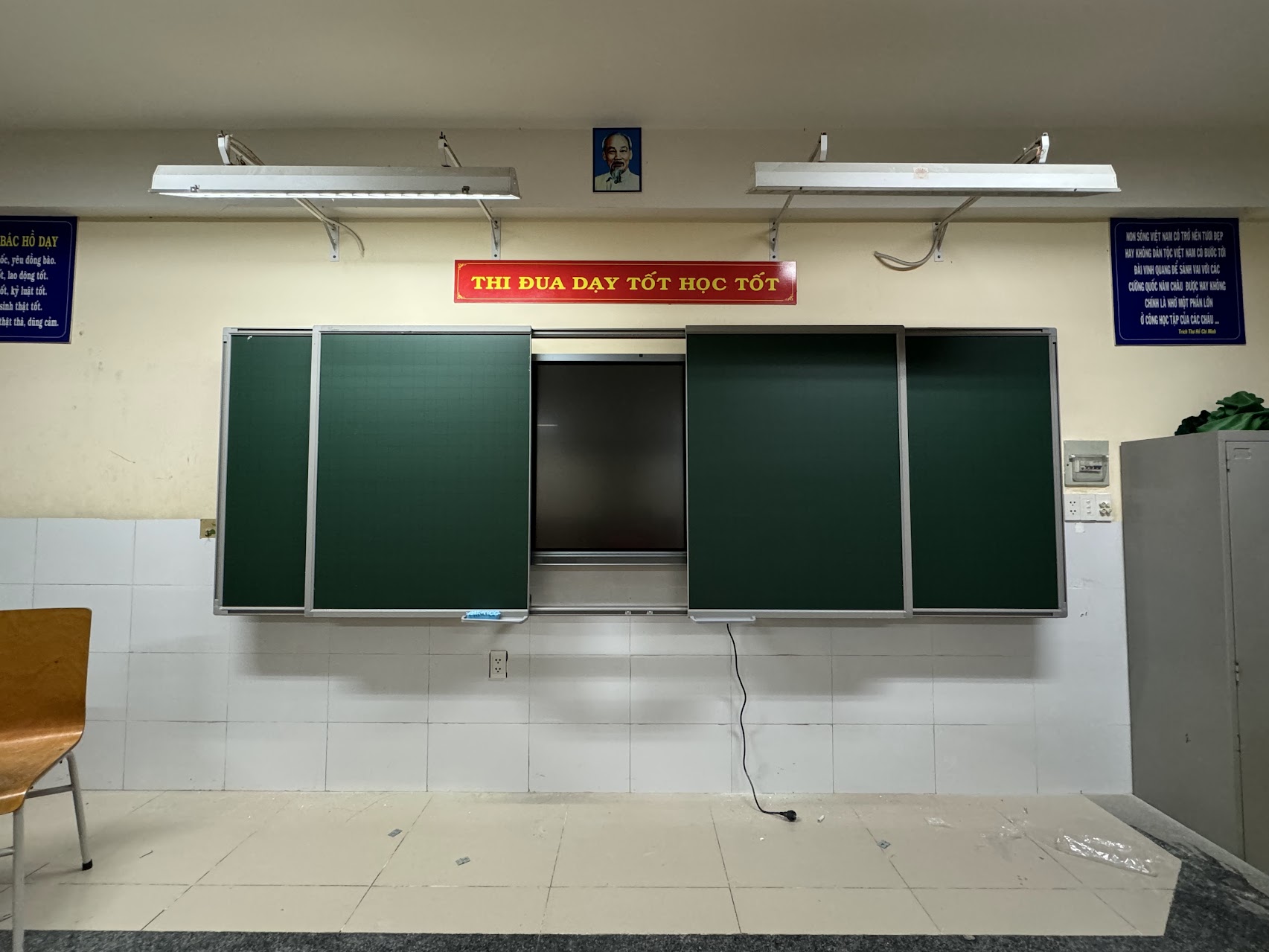 Lắp đặt bảng trượt và màn hình tương tác tại trường học