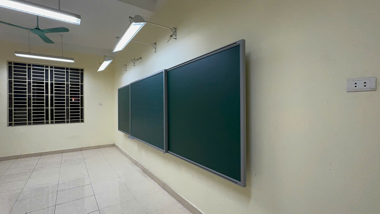 Hệ Bảng Trượt Nguyên Khối 2 Lớp 3 Tấm Bảng Dạy Học (2 Bảng Cố Đinh Hai Bên –1 Tấm Bảng Kéo Trượt Hở Khoang TIVI ở giữa )