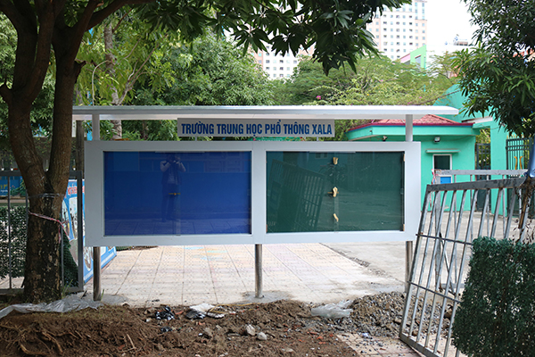 Bảng Thôn Tin Cao Cấp Có Mái Che - Cửa Kính Lùa Có Khóa - Ốp Hợp Kim Alu Đẹp