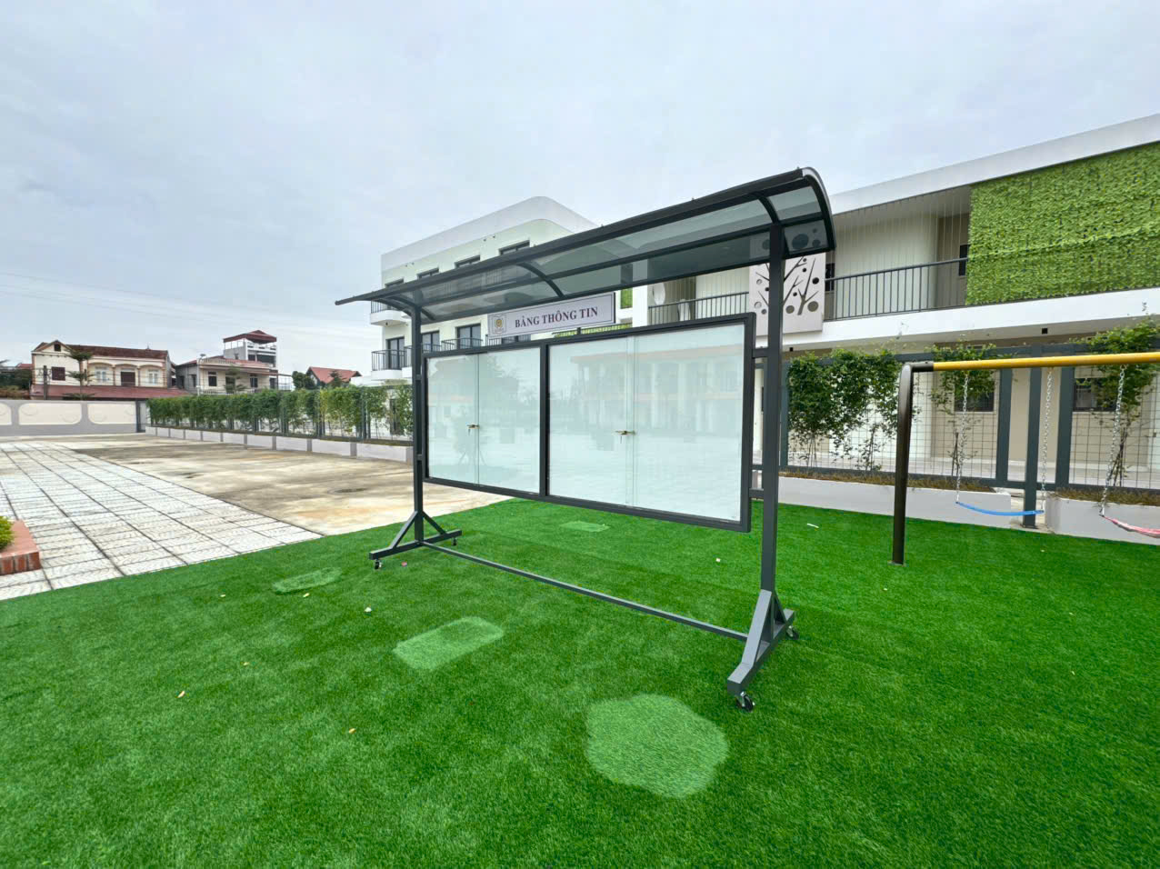 Bảng Tin Di Động Có Cửa Kính Lùa - Mái Che