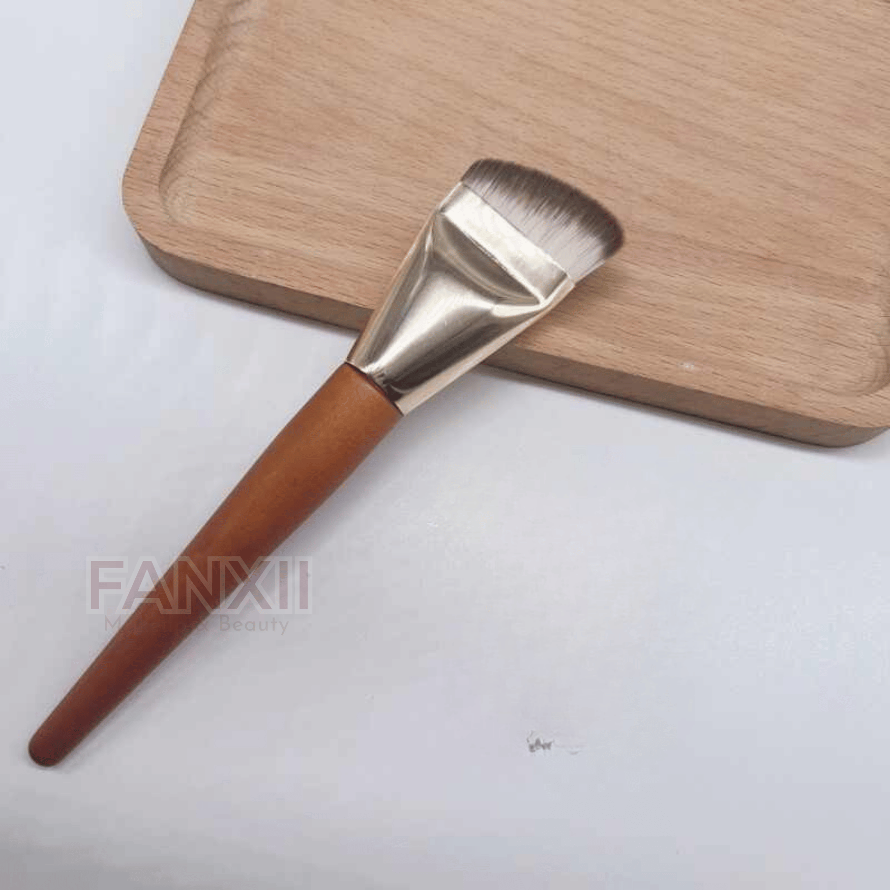 Tawny - Cọ Đầu Dẹt Vát Hình Oval Dàn Trải Tán Kem Nền