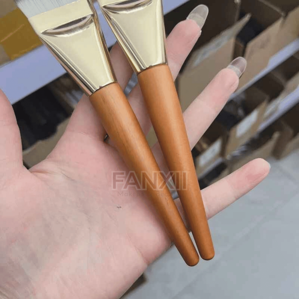 Tawny - Cọ Đầu Dẹt Vát Hình Oval Dàn Trải Tán Kem Nền