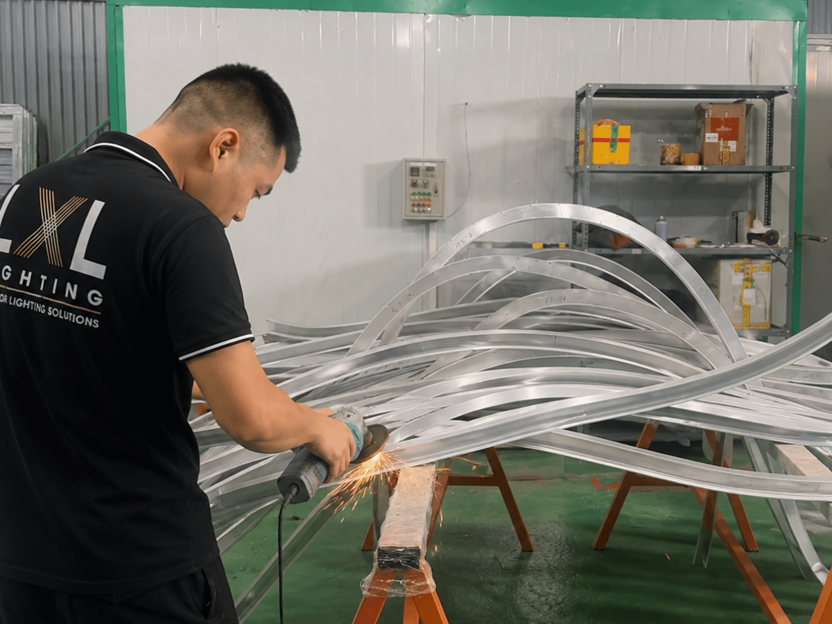 Hàn nối và xử lý bề mặt thanh nhôm profile