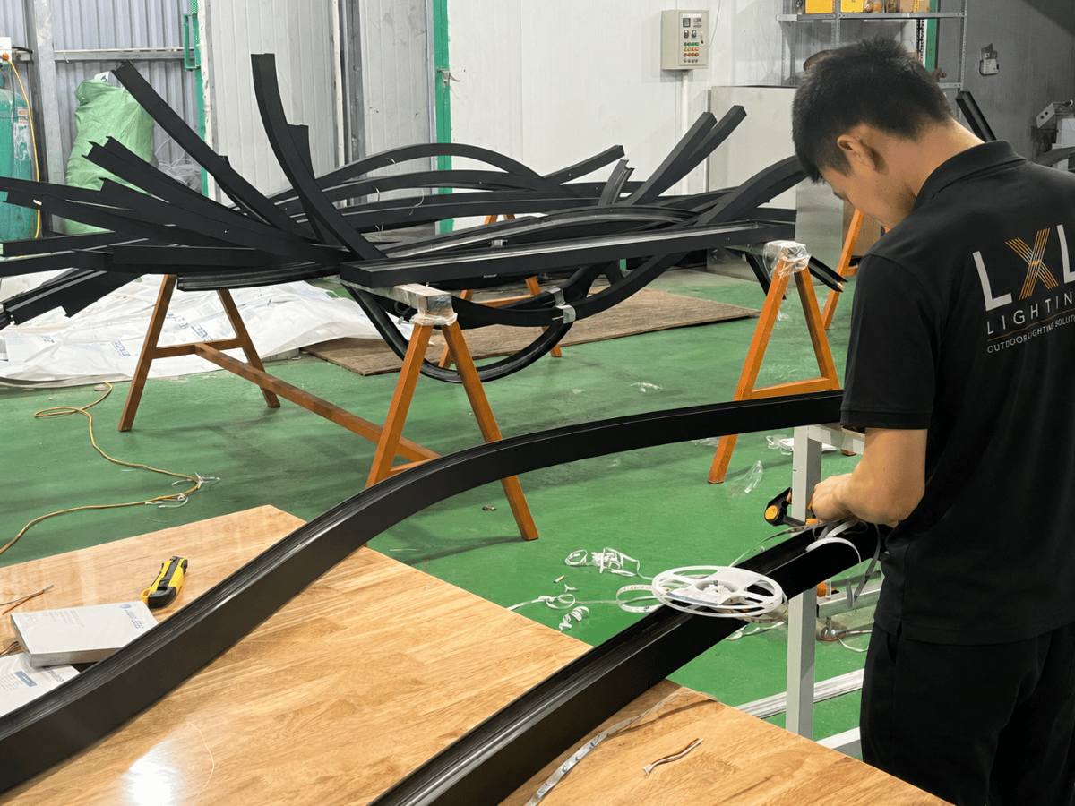Lắp LED và phụ kiện vào thanh nhôm profile
