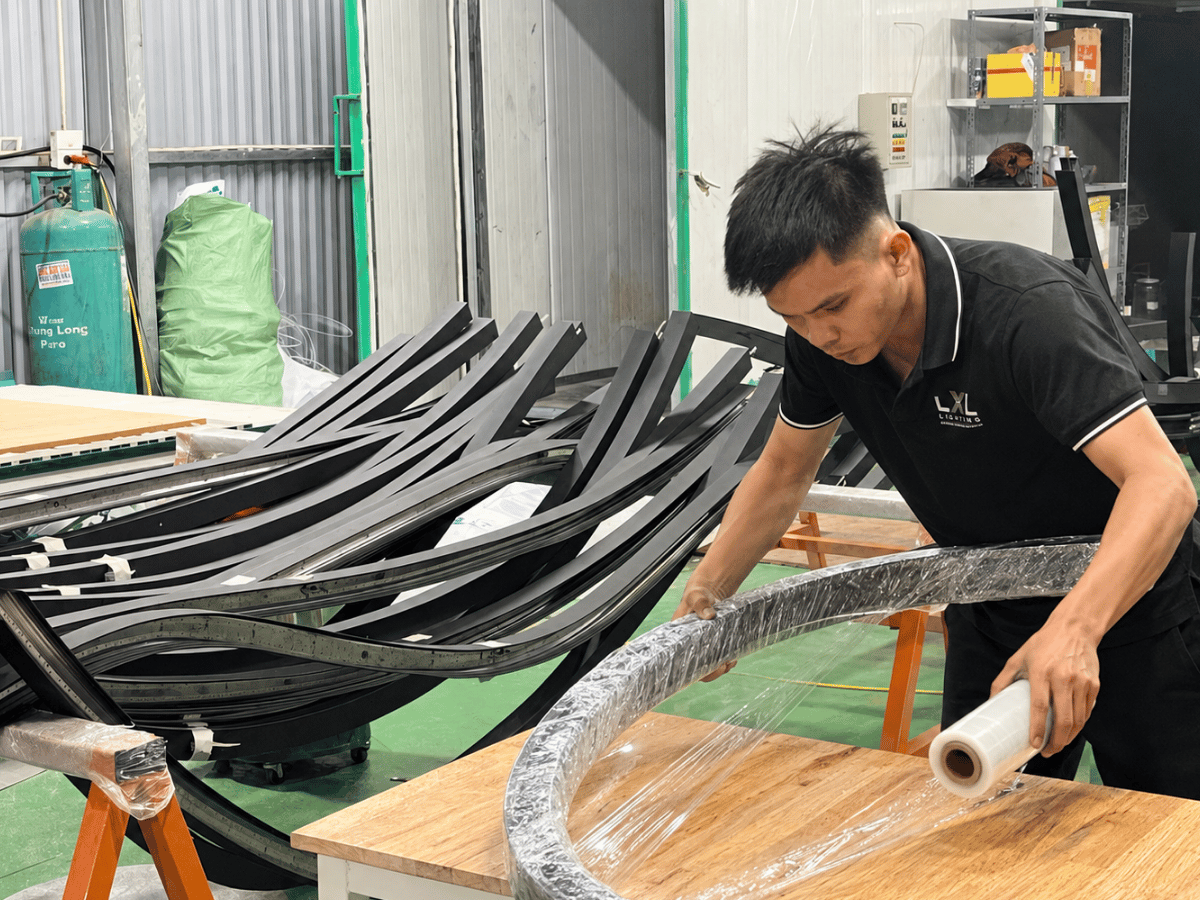 Kiểm tra và đóng gói đèn nhôm profile trước khi giao hàng