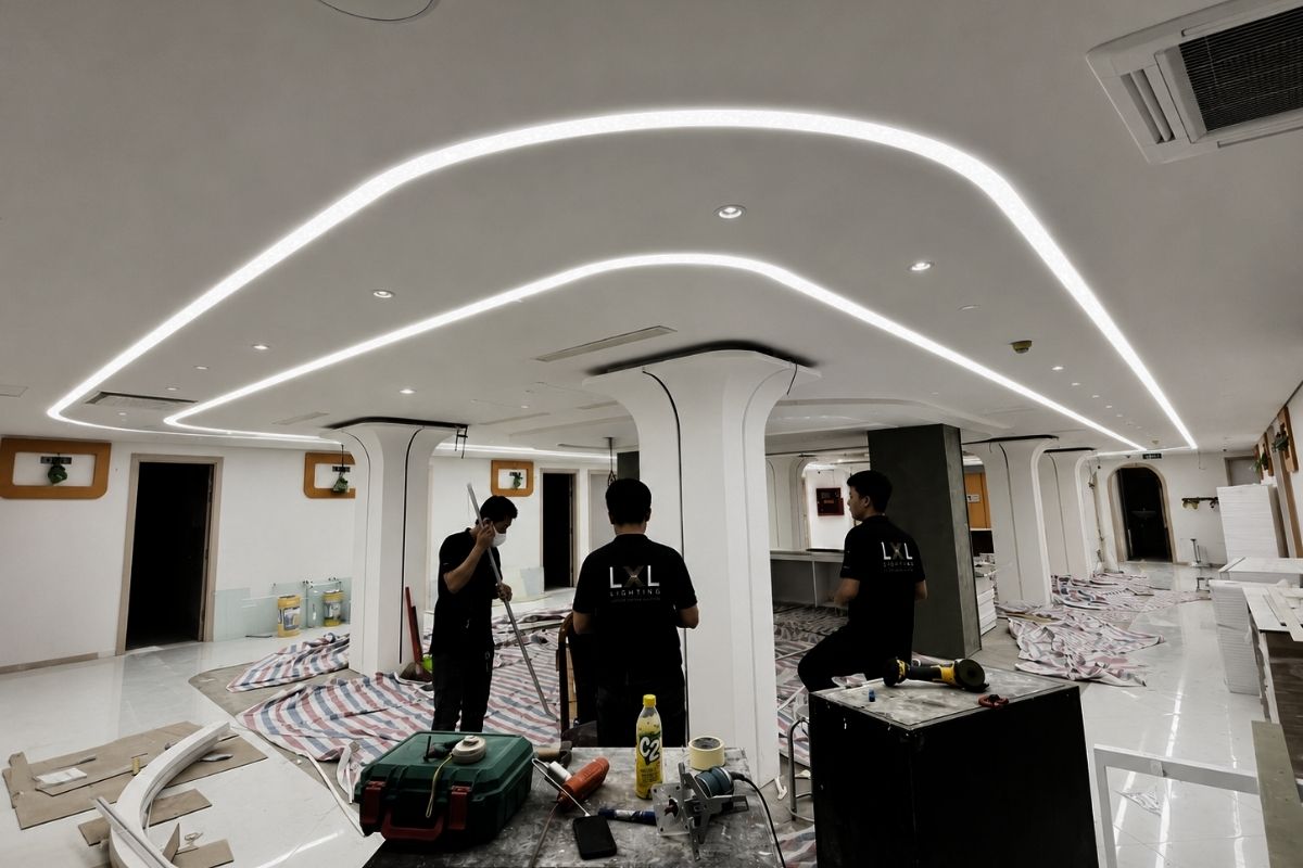 Đội thi công LXL Lighting lắp đặt đèn nhôm profile uốn cong tại văn phòng Vietlott