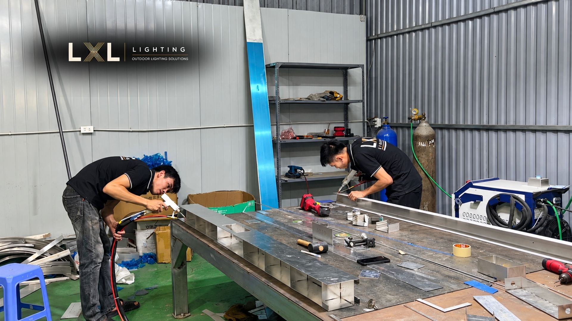 xưởng sản xuất đèn nhôm profile