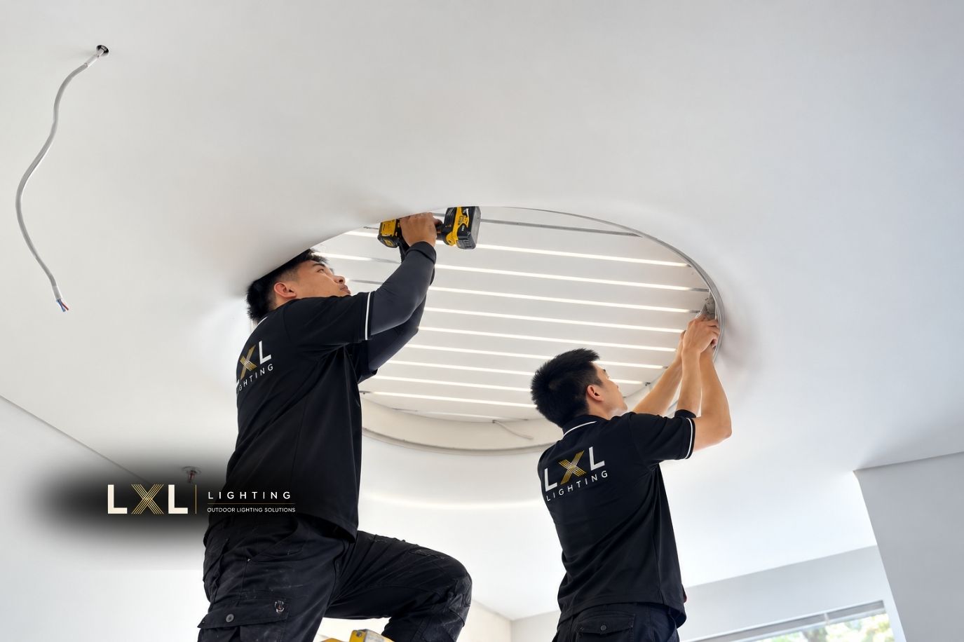Khung Nhôm Trần Xuyên Sáng Uốn Cong – Đúng Bán Kính, Không Lộ Mối Nối.