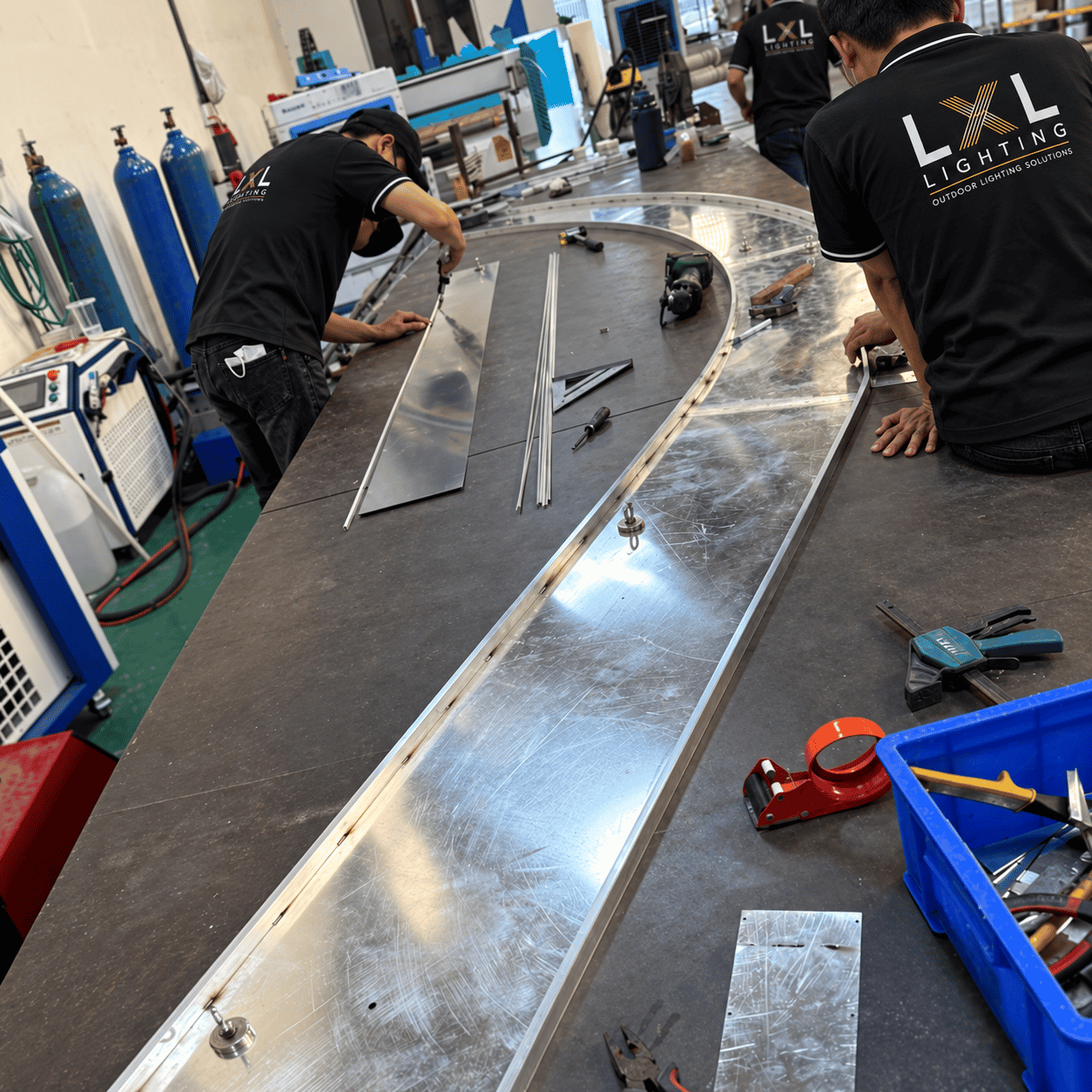 Đèn Nhôm Mặt Trần Xuyên Sáng Uốn Cong
