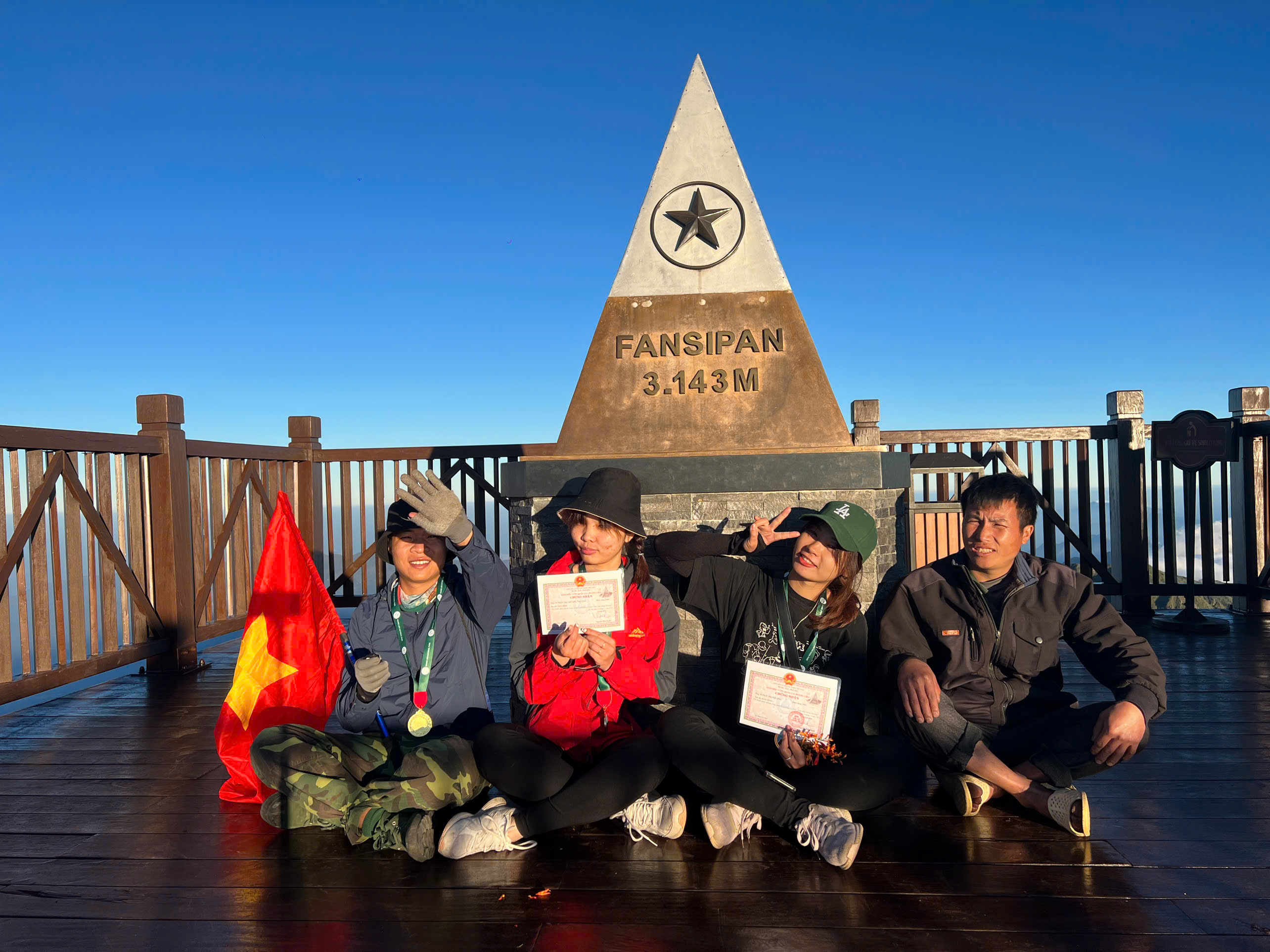 Kinh Nghiệm Trekking Fansipan Cho Người Mới: Chinh Phục Nóc Nhà Đông Dương