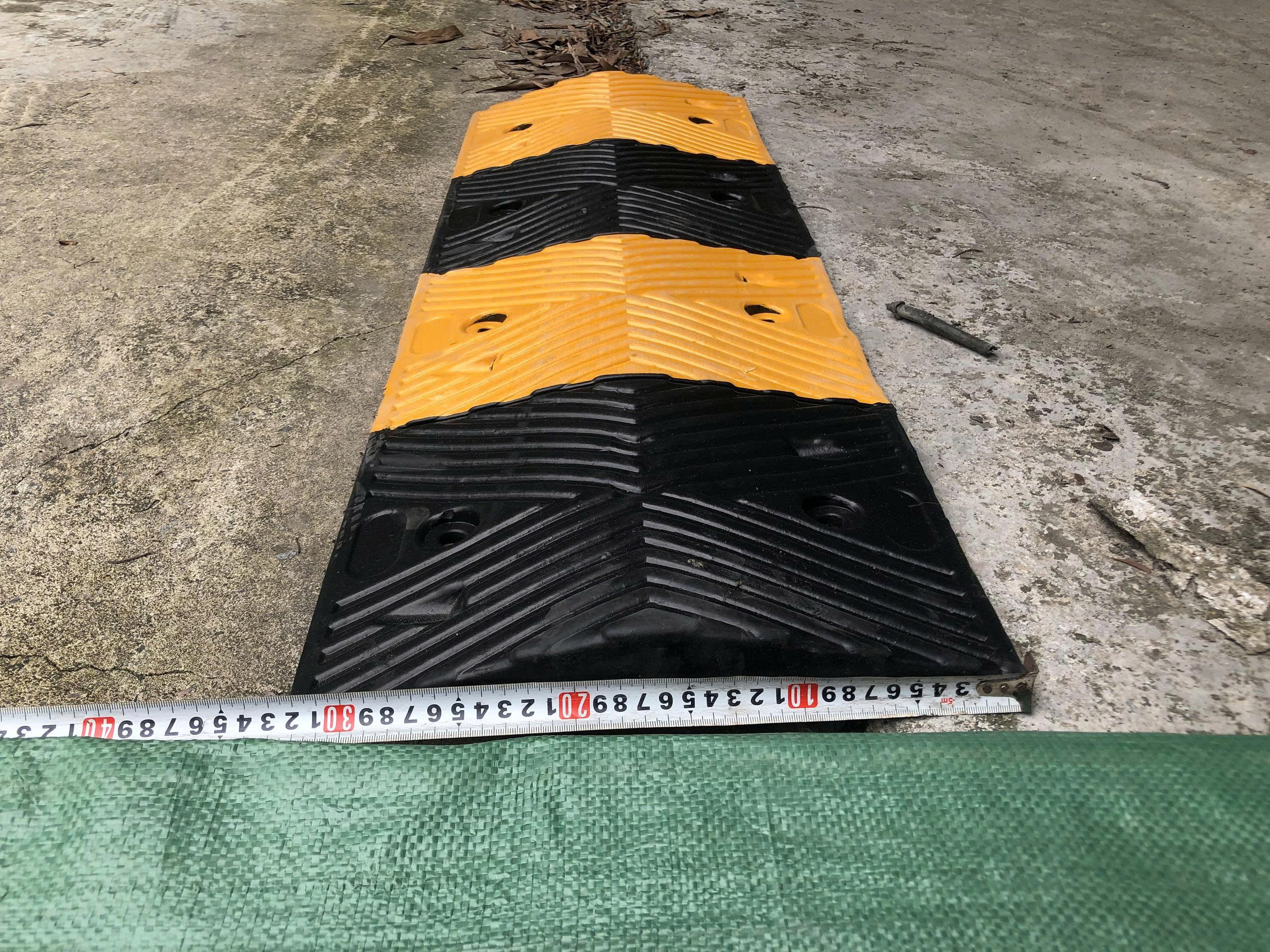 Gờ giảm tốc cao su 1000x300x40mm
